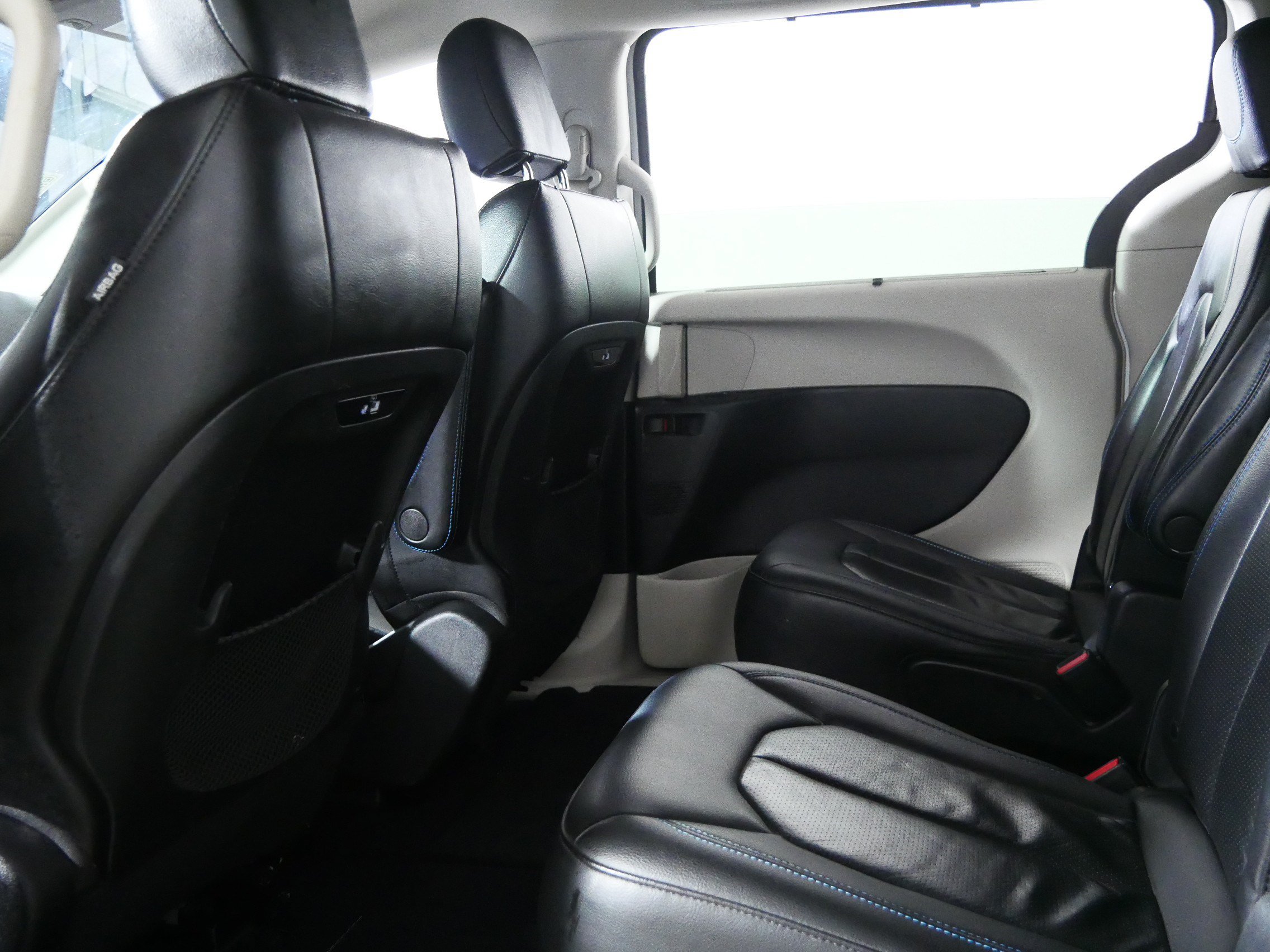 Used 2021 Chrysler Pacifica Touring-L FWD image 32