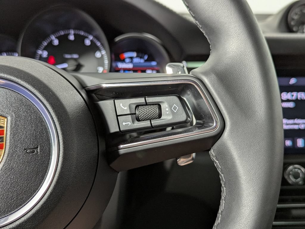 Used 2025 Porsche Macan AWD/4WD image 30