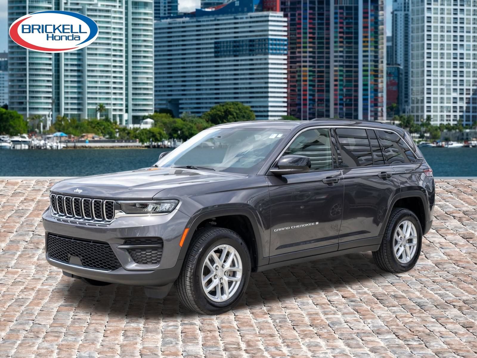Used 2025 Jeep Grand Cherokee Laredo w/ Luxury Tech Group I RWD image 3