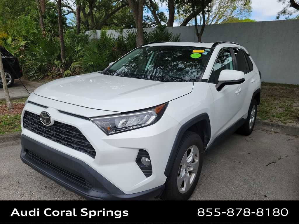 Used 2021 Toyota RAV4 XLE w/ Convenience Package FWD image 2