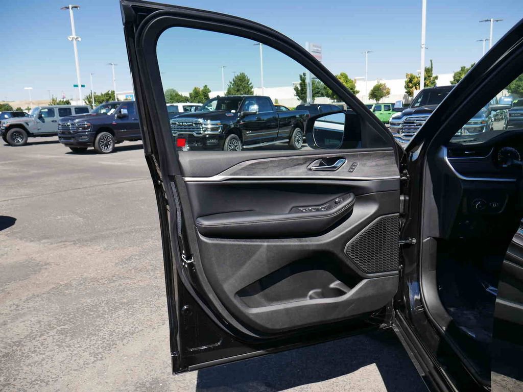 New 2025 Jeep Grand Cherokee Limited image 27