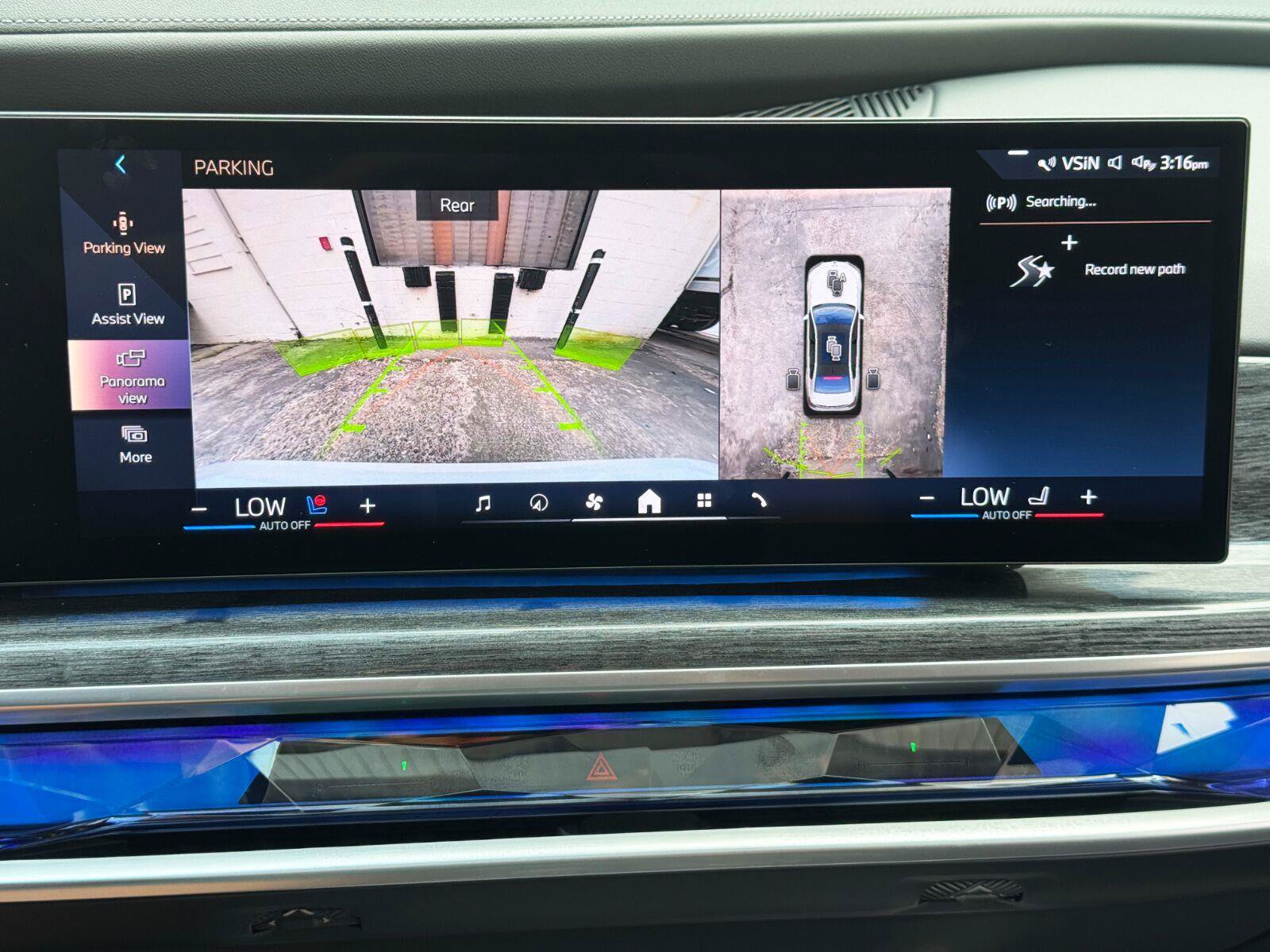 Used 2024 BMW i7 xDrive60 w/ Premium Package AWD/4WD image 30