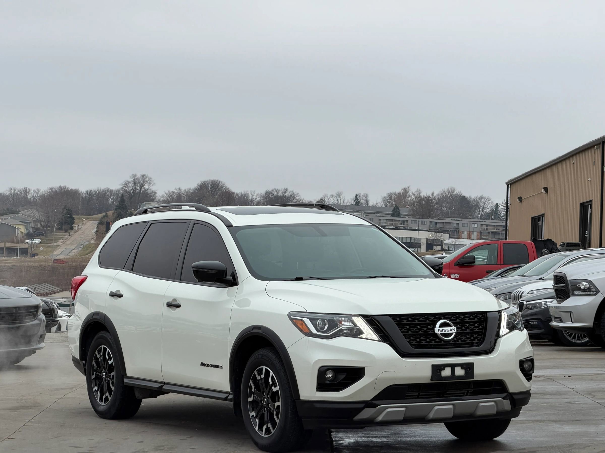 Used 2020 Nissan Pathfinder SL image 2