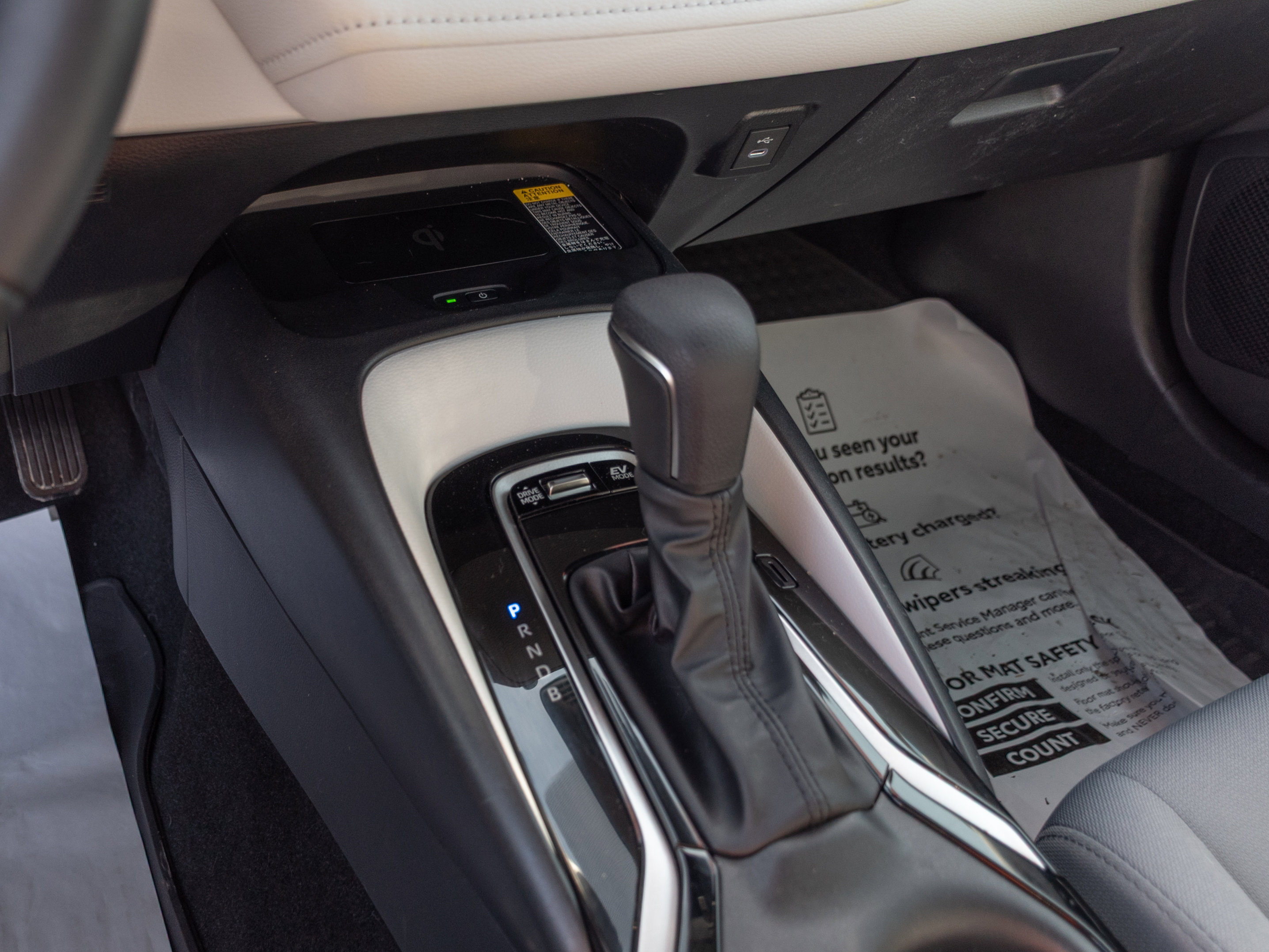 Used 2025 Toyota Corolla SE w/ SE Premium Package image 15