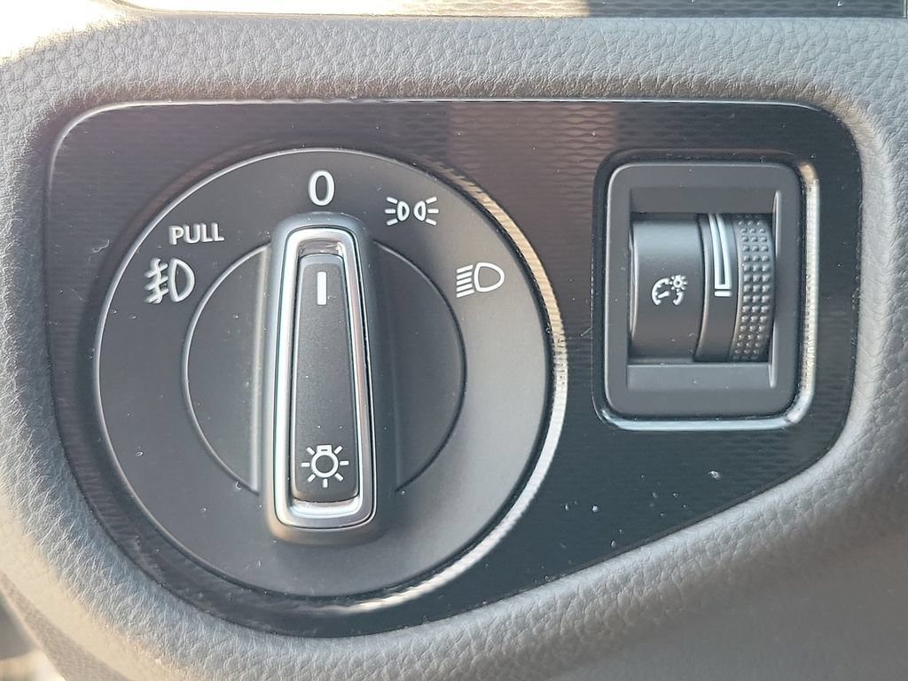 Used 2015 Volkswagen Golf 4-Door FWD image 15