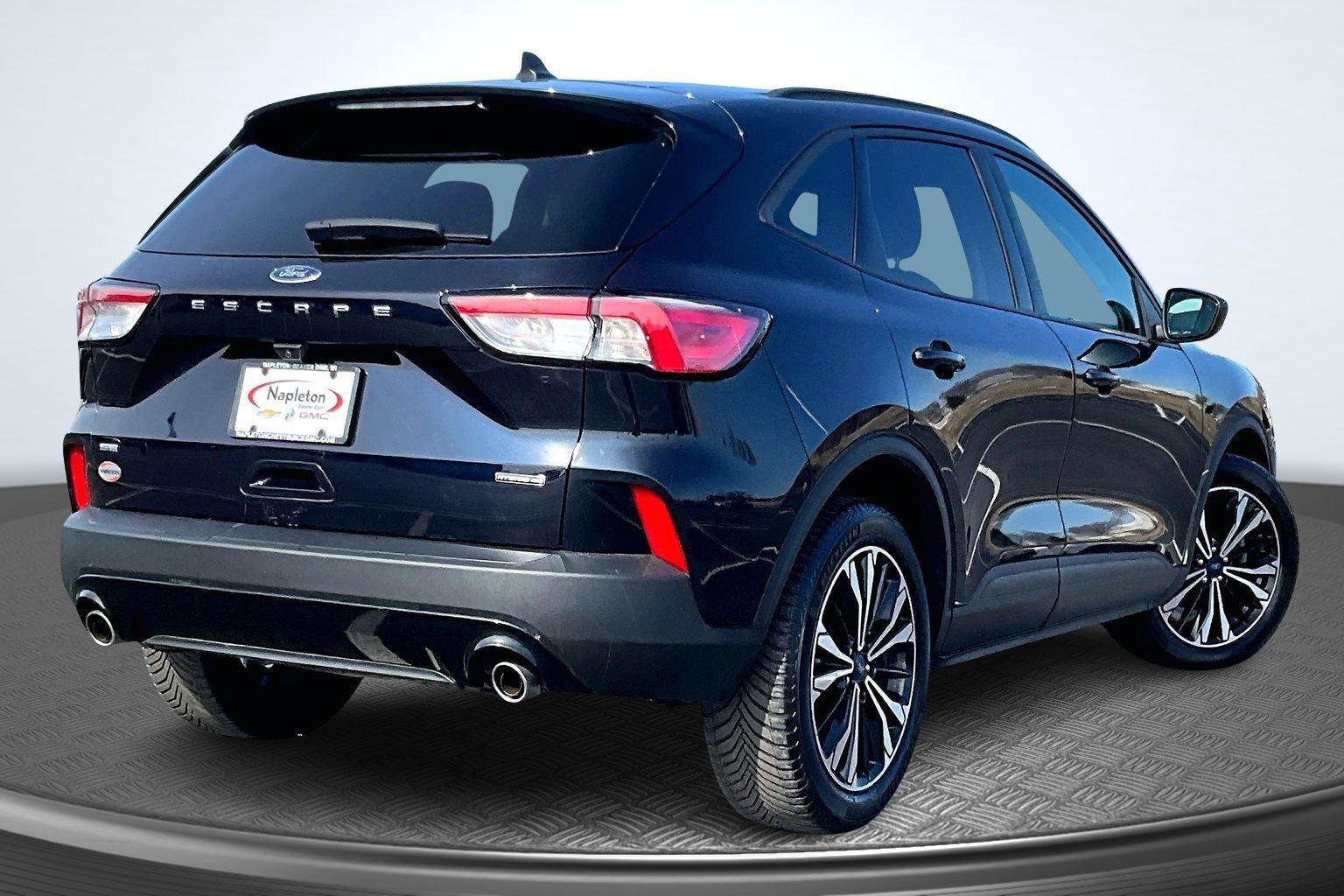 Used 2021 Ford Escape SE w/ SE Sport Appearance Package image 2