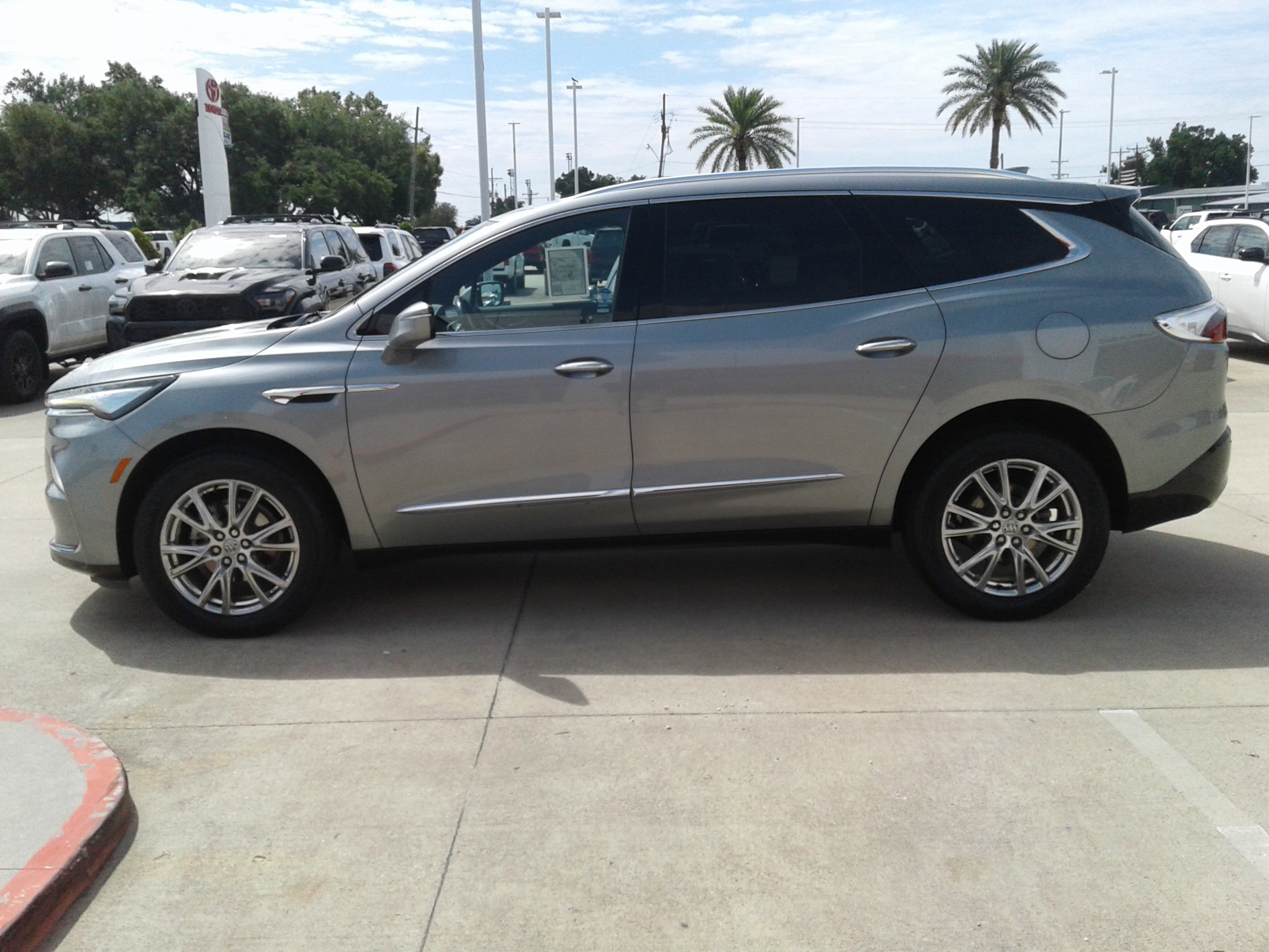 Used 2023 Buick Enclave Essence w/ Experience Buick Package FWD image 4