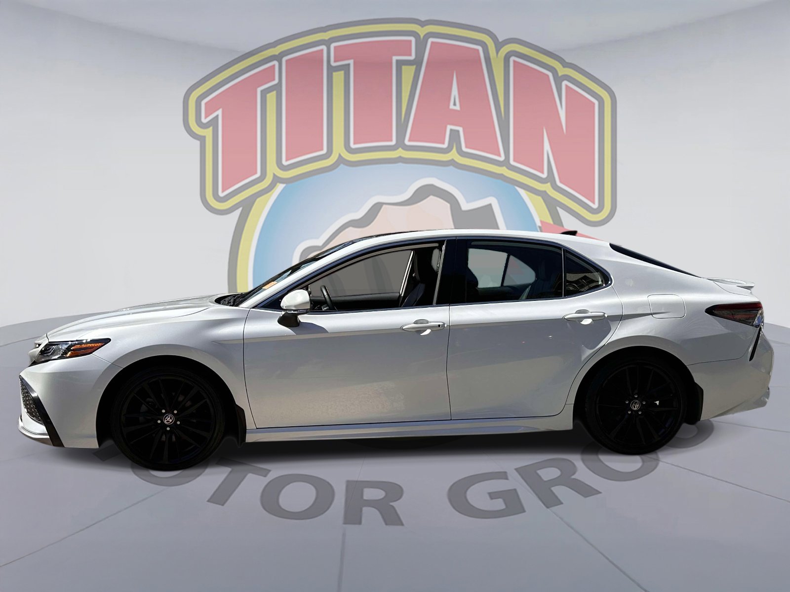 Used 2022 Toyota Camry XSE image 2