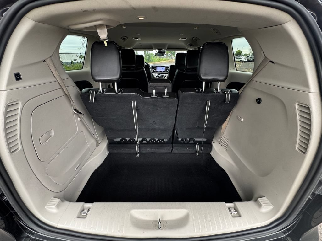 Used 2023 Chrysler Pacifica Touring-L FWD image 10