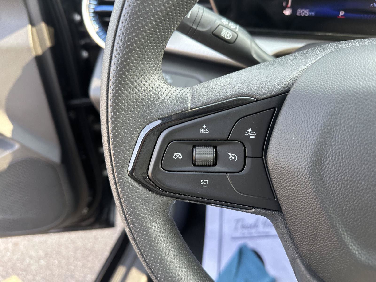 Used 2025 Chevrolet Trax LT FWD image 25