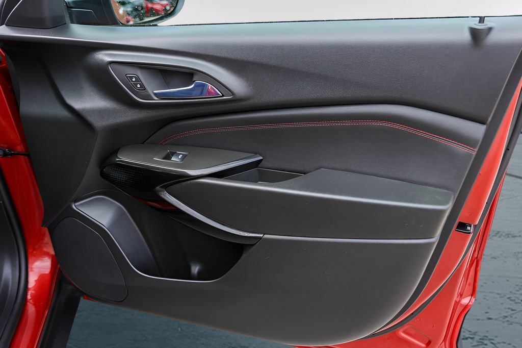 Used 2024 Chevrolet Trax RS w/ Sunroof Package FWD image 30