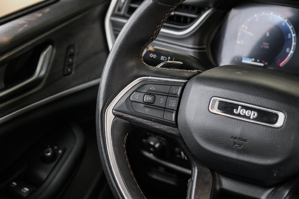 Used 2023 Jeep Grand Cherokee L Limited AWD/4WD image 26