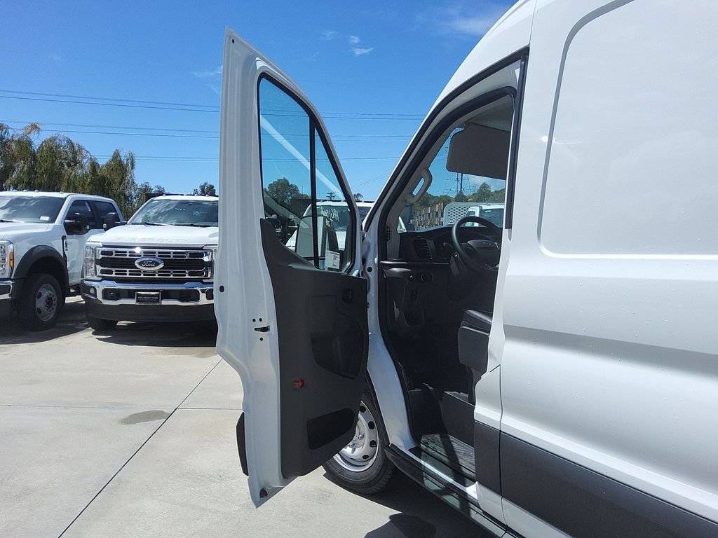 New 2026 Ford Transit 250 148 Medium Roof w/ Load Area Protection Package RWD image 4