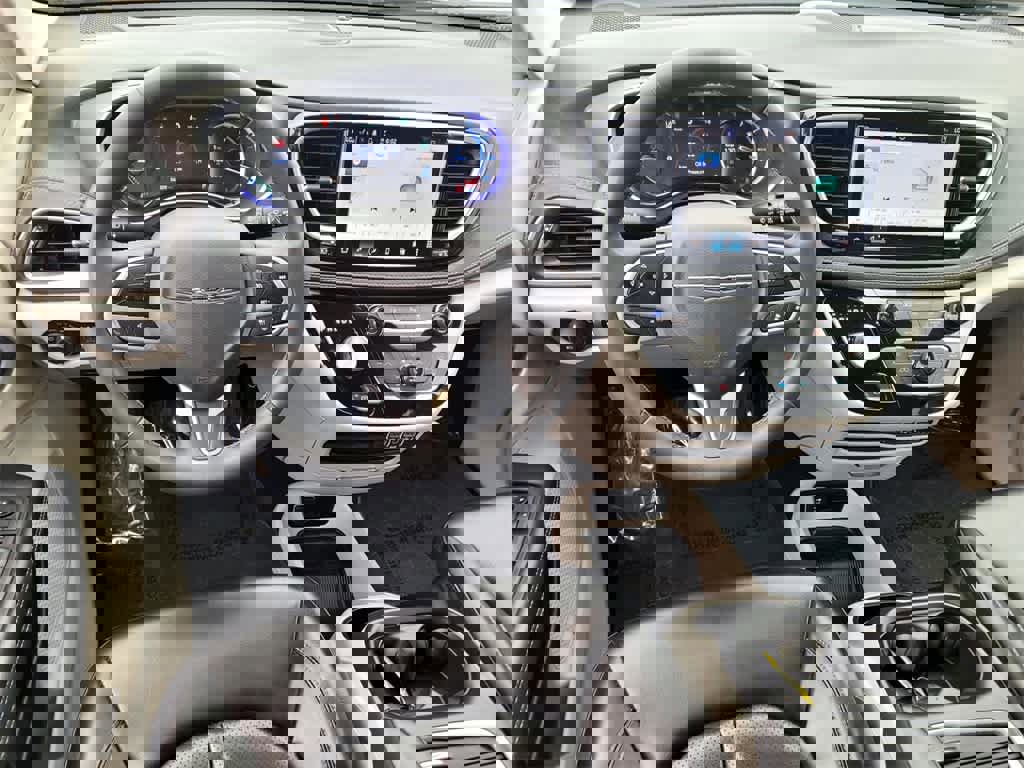 Used 2023 Chrysler Pacifica Touring-L image 13