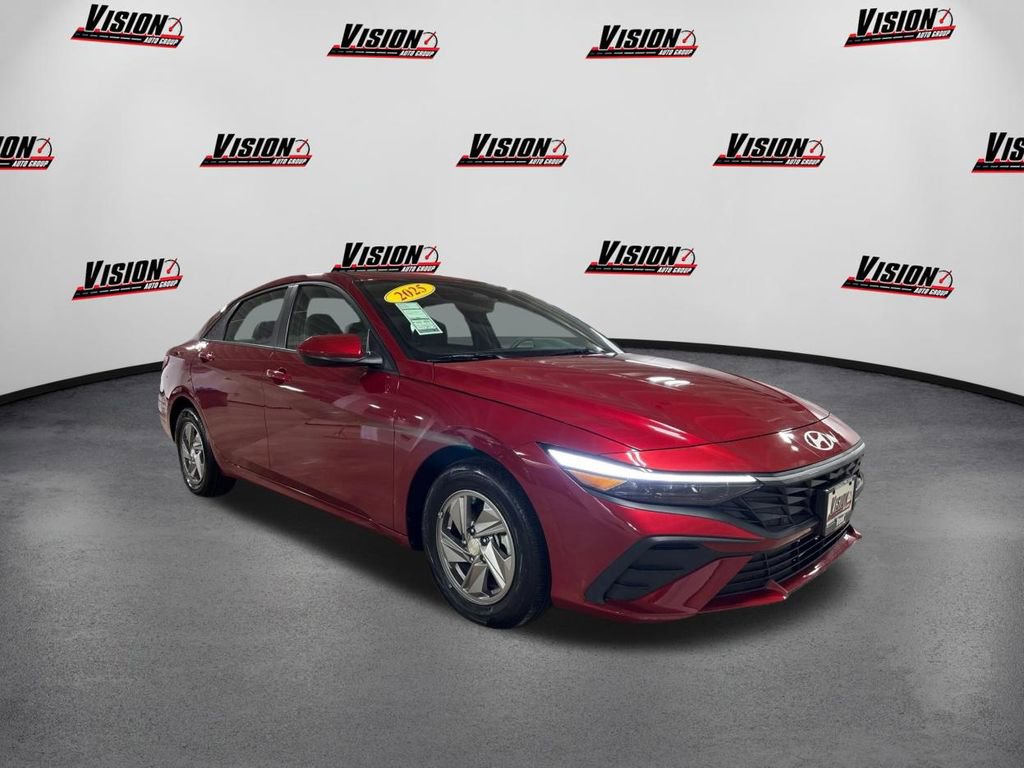 Certified 2025 Hyundai Elantra SE image 3