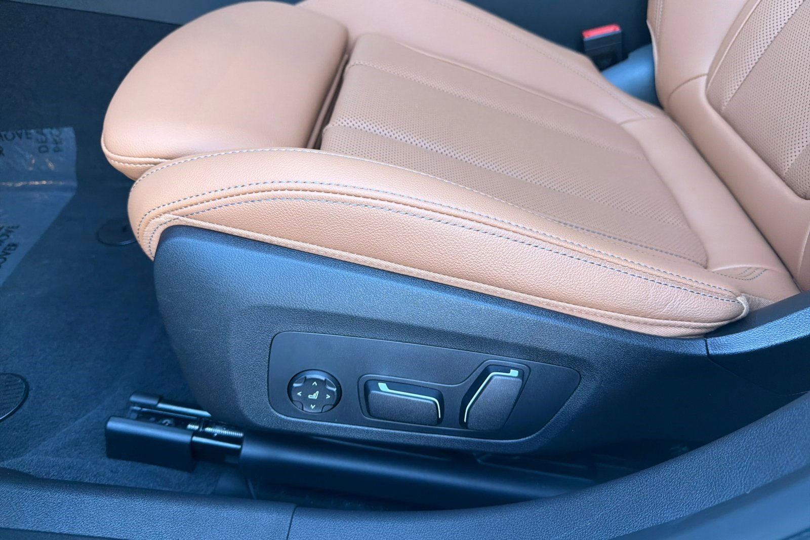 Used 2025 BMW 330i Sedan w/ Premium Package image 14