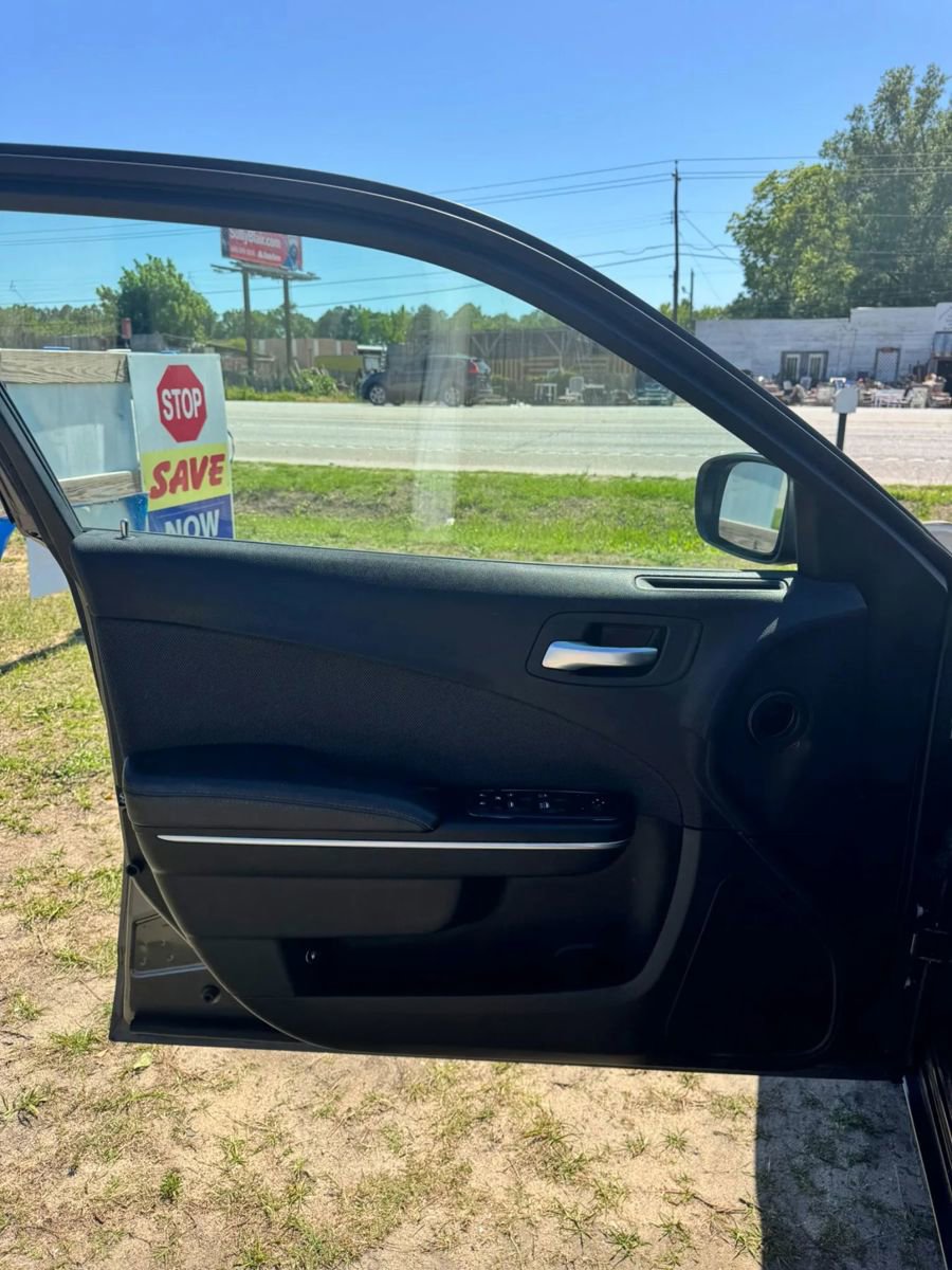 Used 2018 Dodge Charger SXT RWD image 12