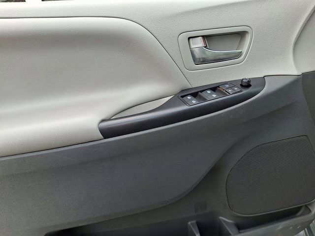 Used 2020 Toyota Sienna LE FWD image 12