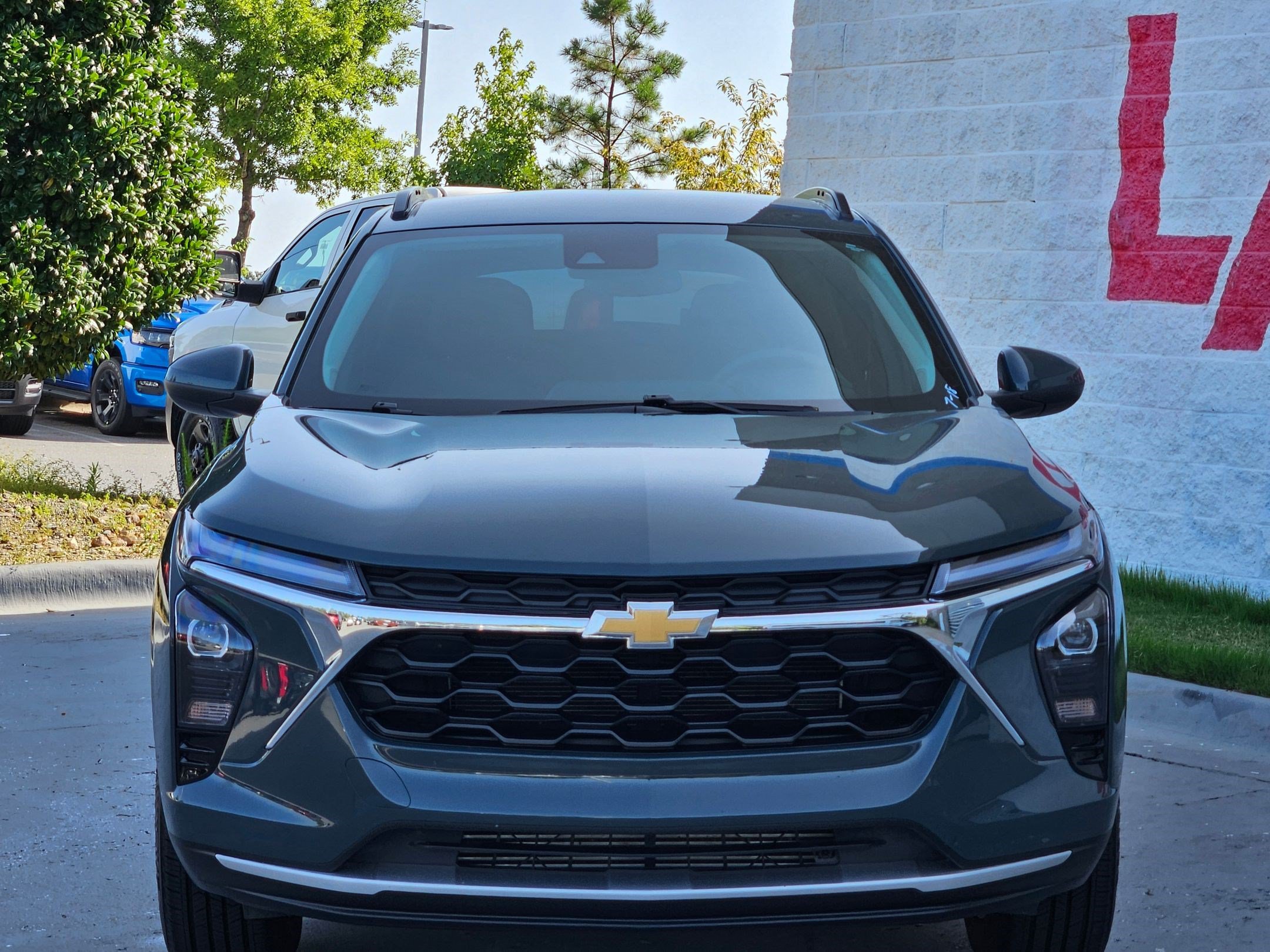Used 2025 Chevrolet Trax LT FWD image 2