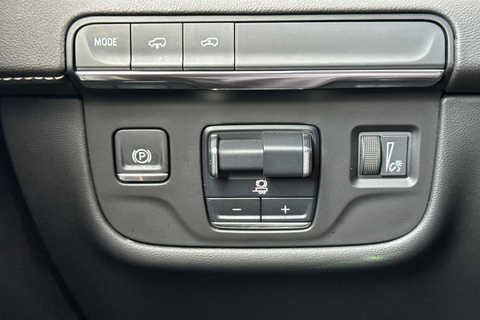 Used 2024 Cadillac Escalade Premium Luxury w/ Performance Package image 38