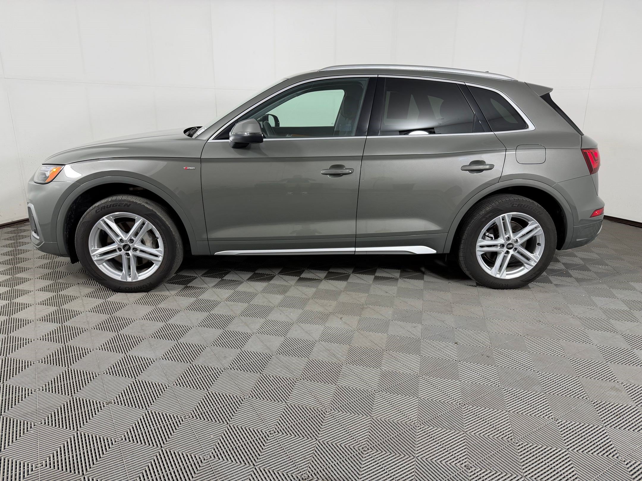 Used 2023 Audi Q5 e Premium Plus w/ Premium Plus Package AWD/4WD image 2