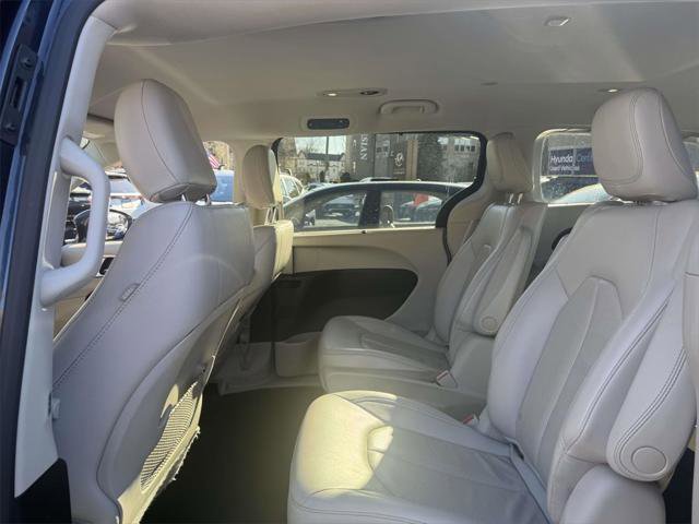Used 2019 Chrysler Pacifica Touring-L image 9