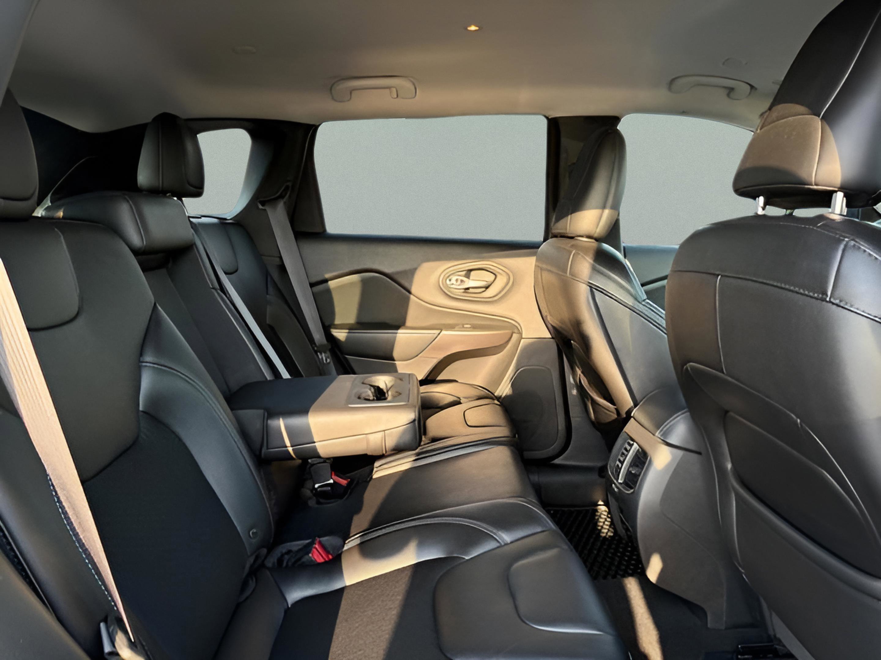 Used 2019 Jeep Cherokee Latitude Plus w/ Cold Weather Group AWD/4WD image 9