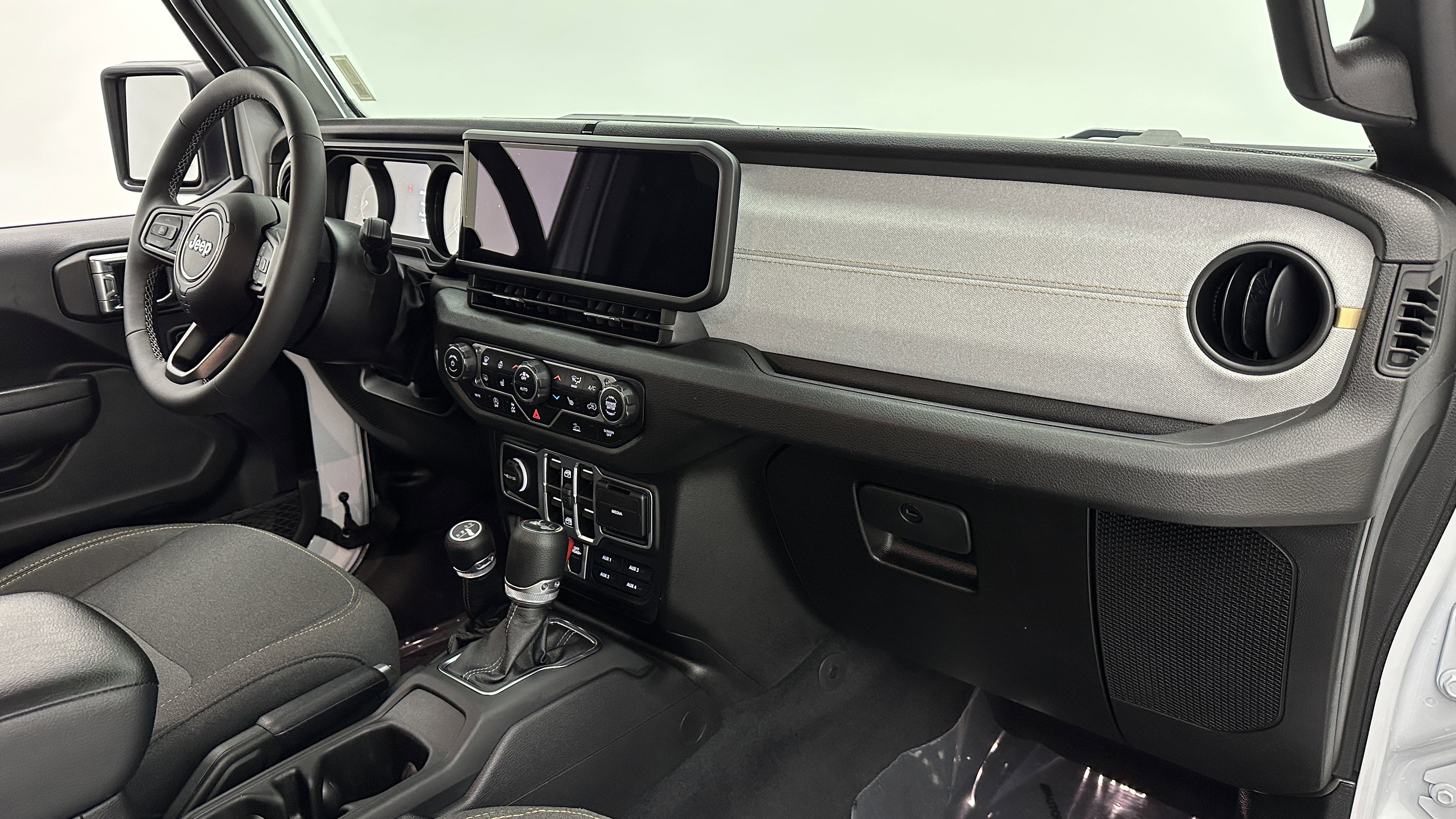 Used 2025 Jeep Wrangler Willys image 31