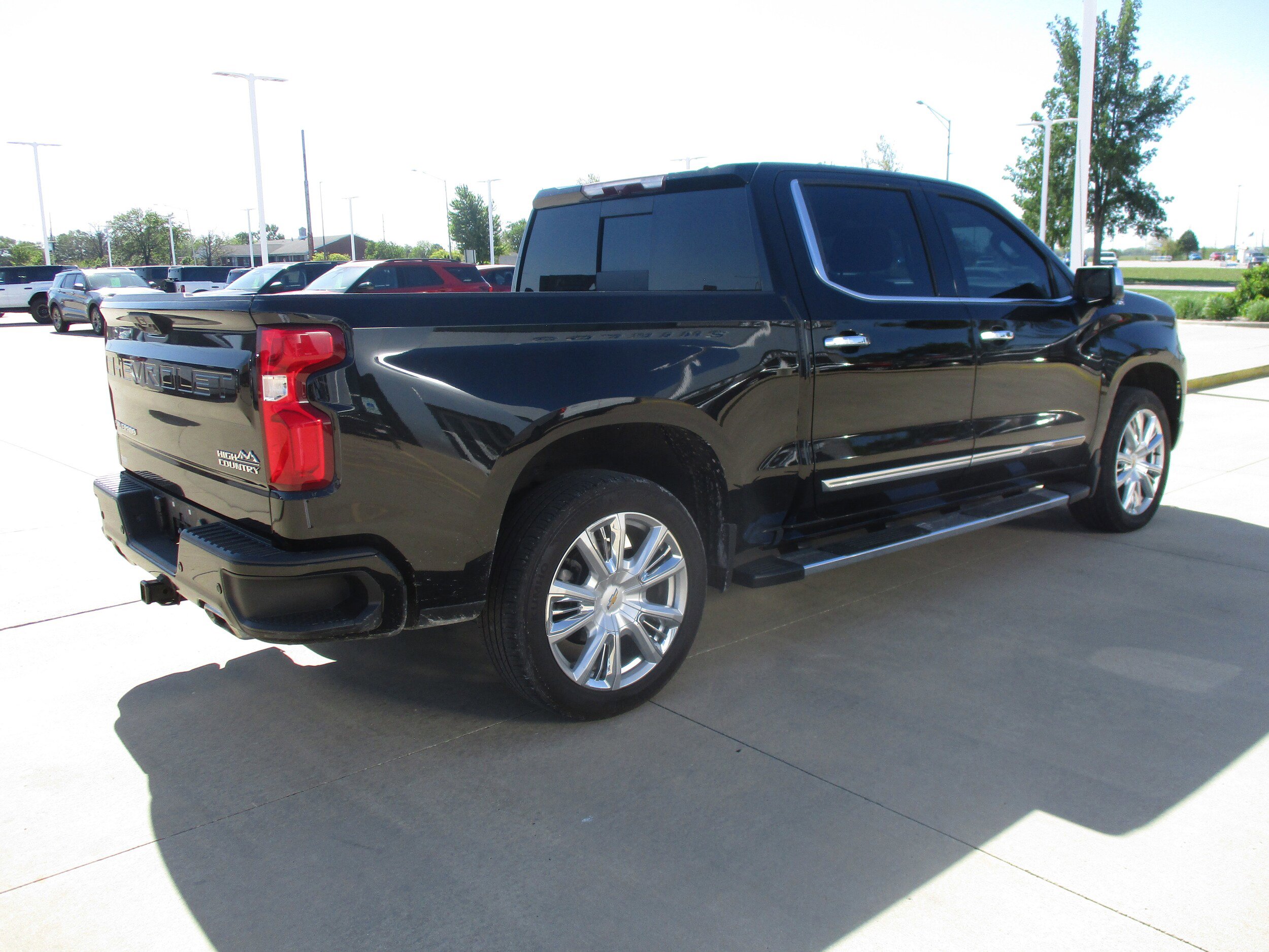 Used 2022 Chevrolet Silverado 1500 High Country w/ High Country Premium Package AWD/4WD image 6