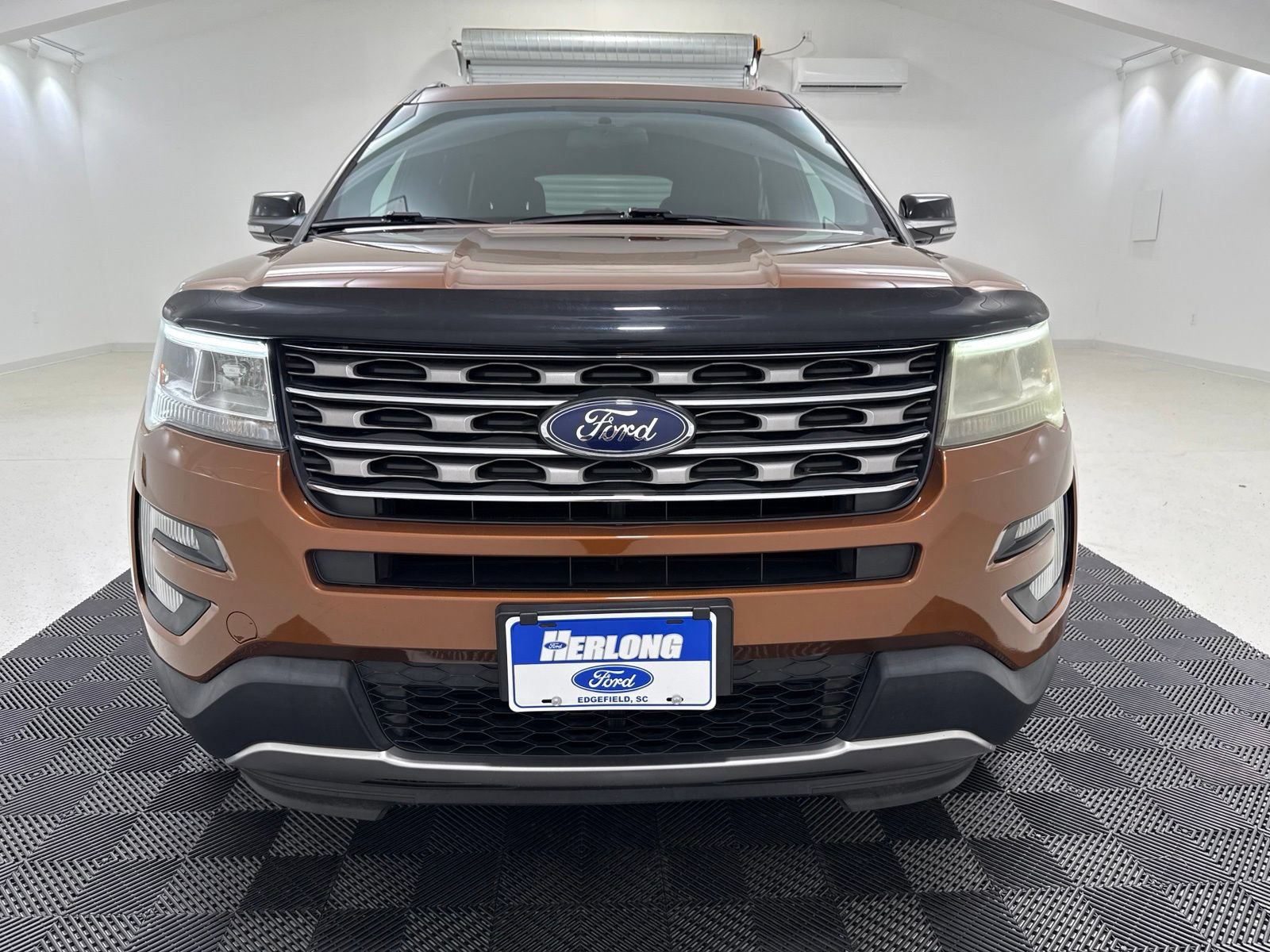 Used 2017 Ford Explorer XLT AWD/4WD image 2