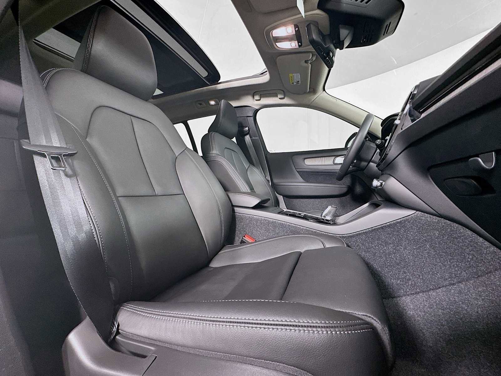 Used 2025 Volvo XC40 B5 Plus w/ Climate Package image 27