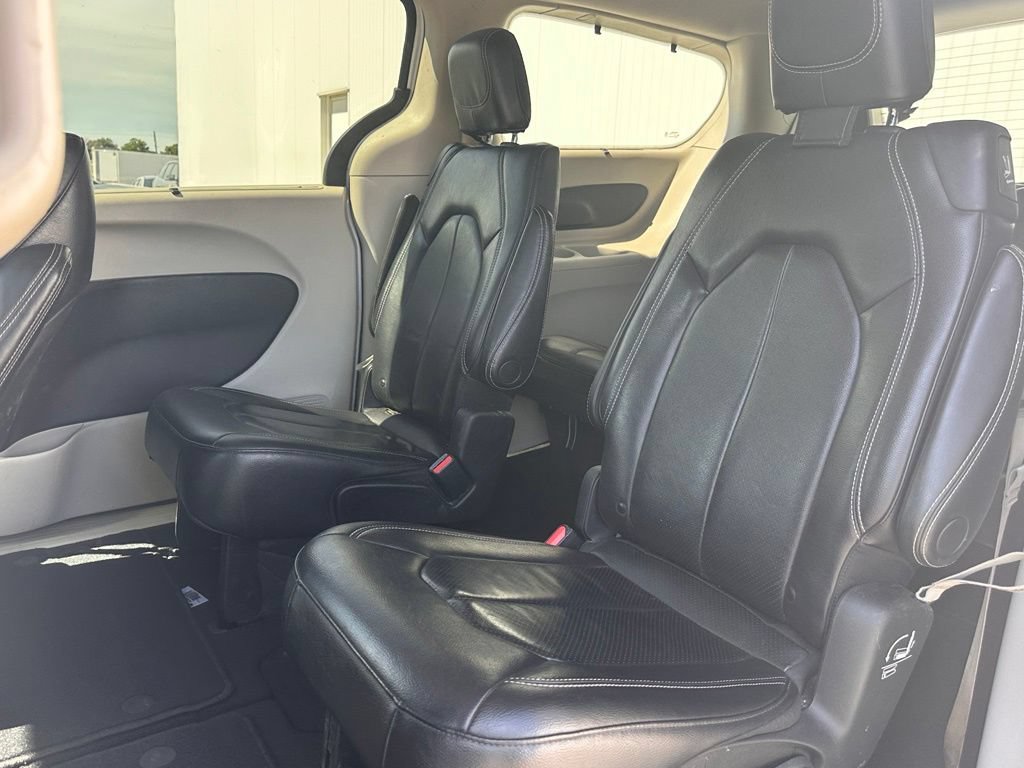 Used 2022 Chrysler Pacifica Touring-L FWD image 15