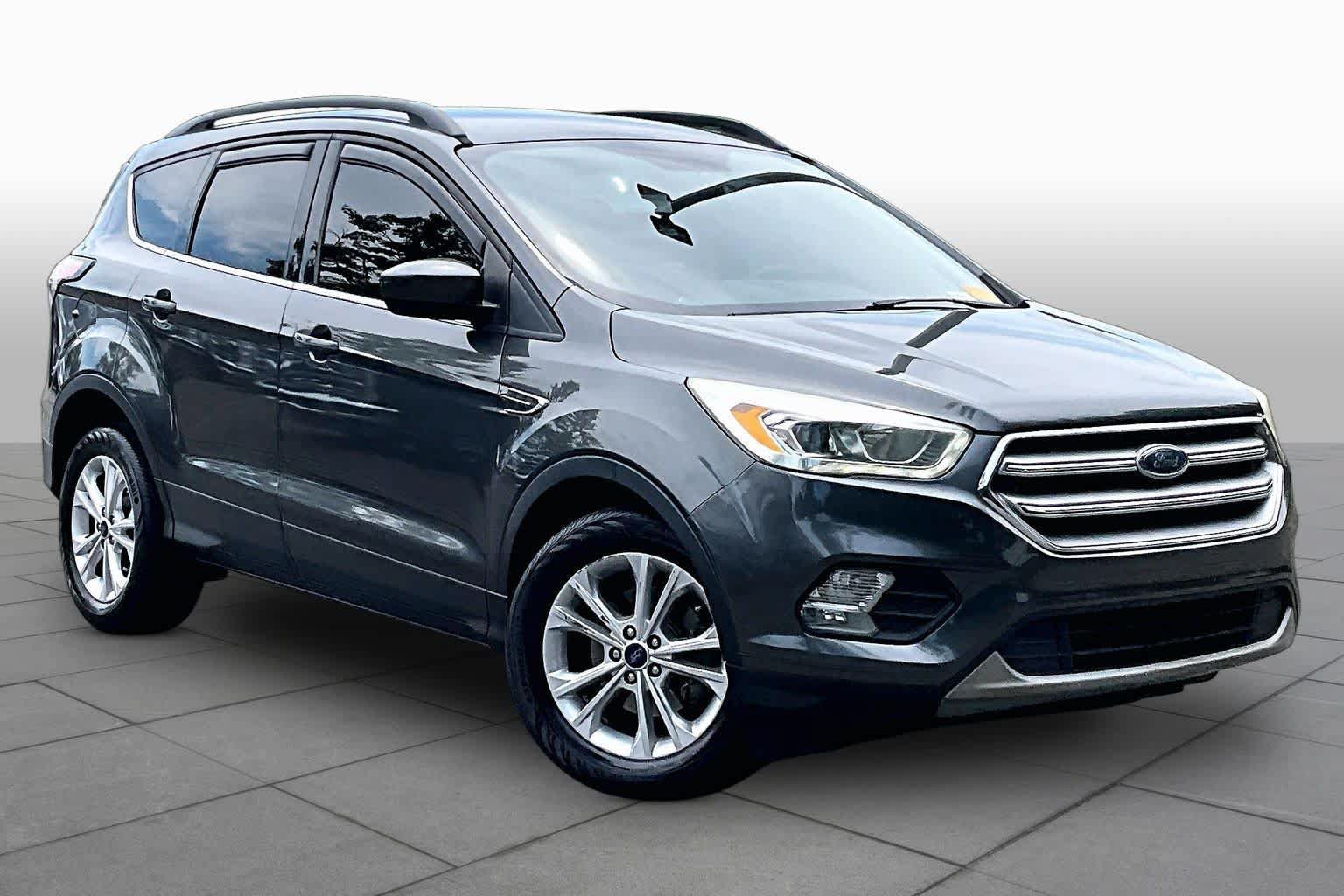 Used 2017 Ford Escape SE w/ Equipment Group 201A FWD image 3