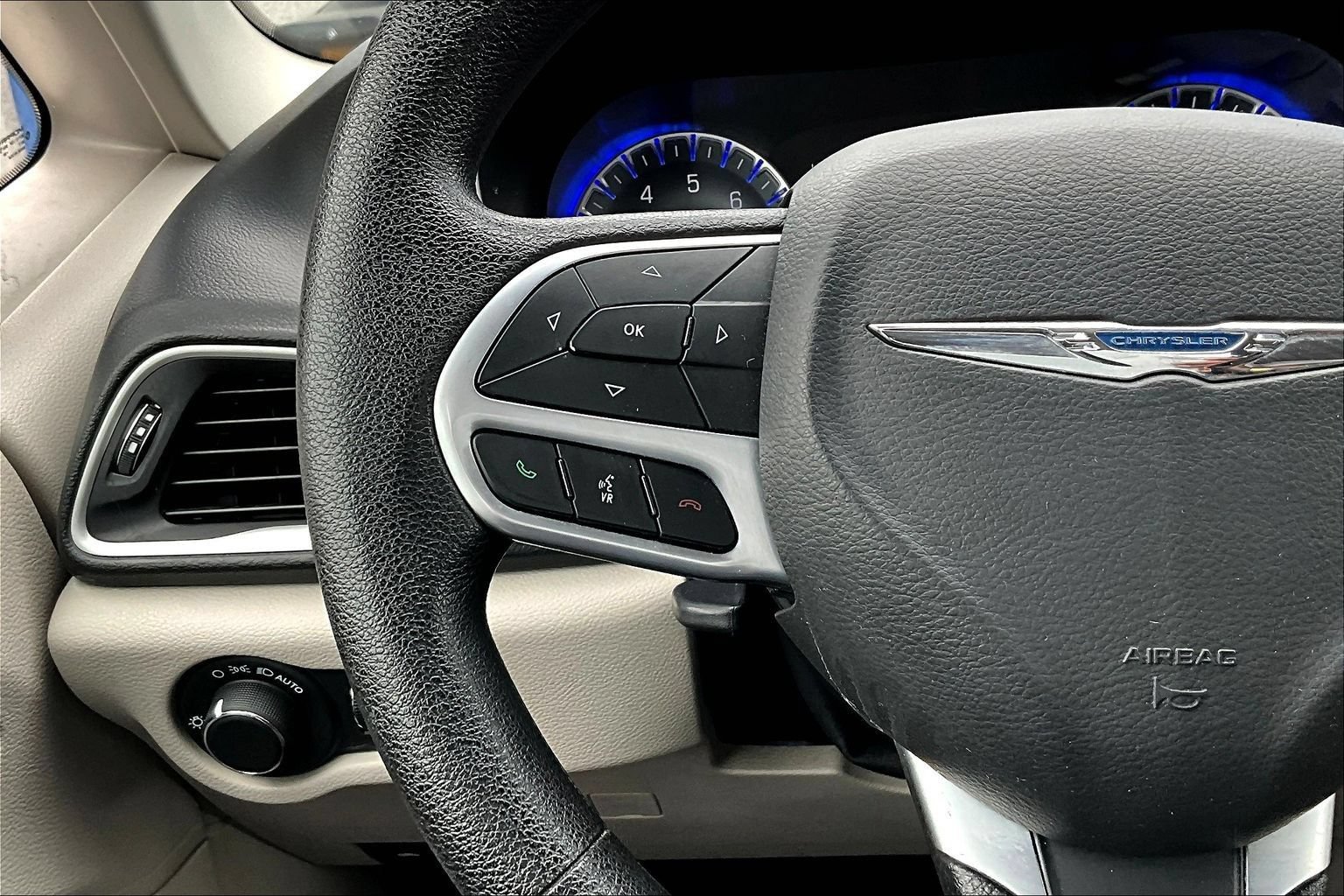 Used 2020 Chrysler Voyager LX FWD image 12