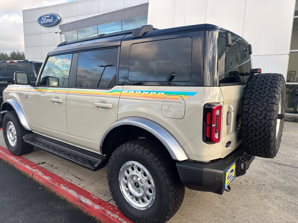 Used 2025 Ford Bronco Outer Banks AWD/4WD image 2