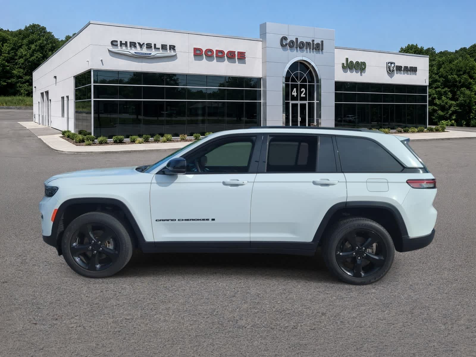 Used 2023 Jeep Grand Cherokee Altitude AWD/4WD image 3