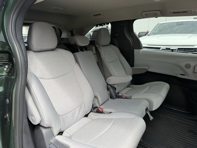 Used 2026 Toyota Sienna LE FWD image 31