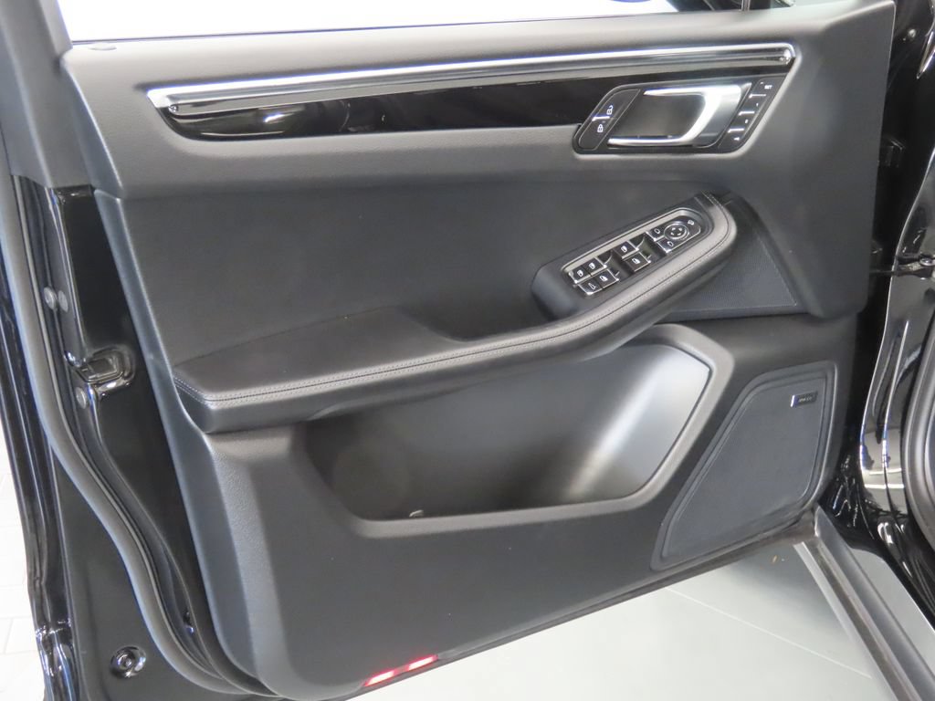 Certified 2026 Porsche Macan AWD/4WD image 35