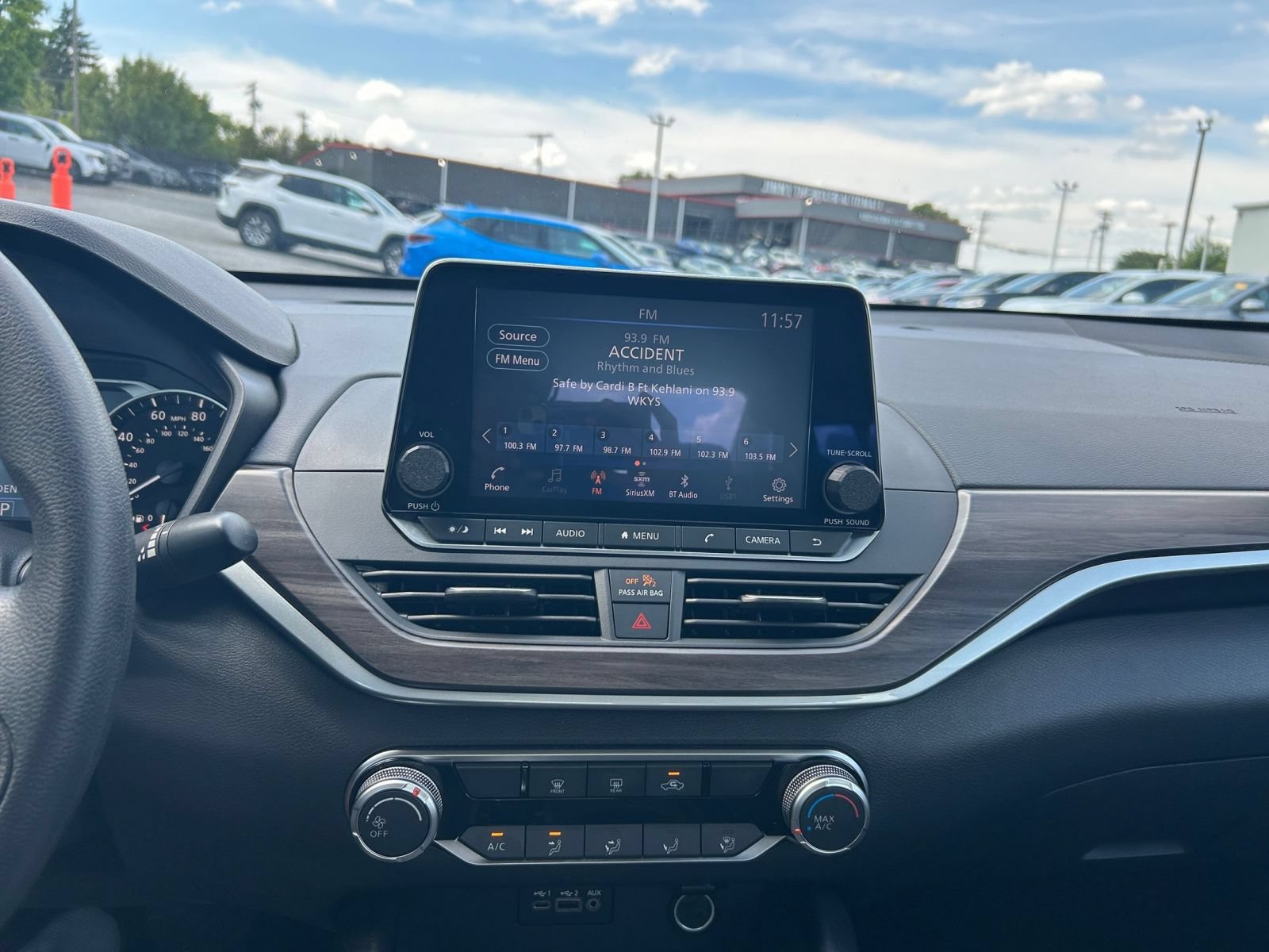 Used 2025 Nissan Altima 2.5 SV FWD image 14