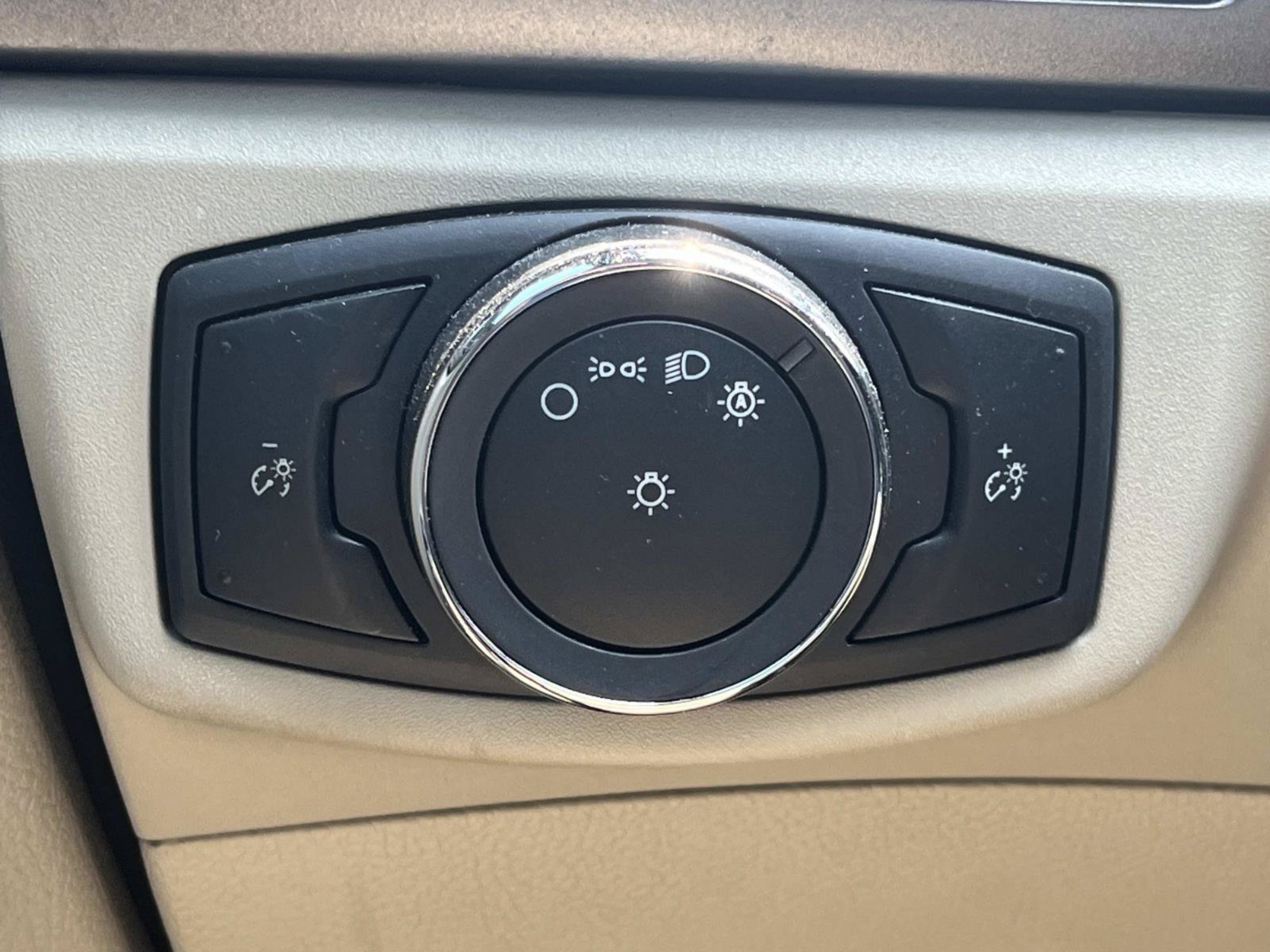 Used 2019 Ford Fusion SE FWD image 28