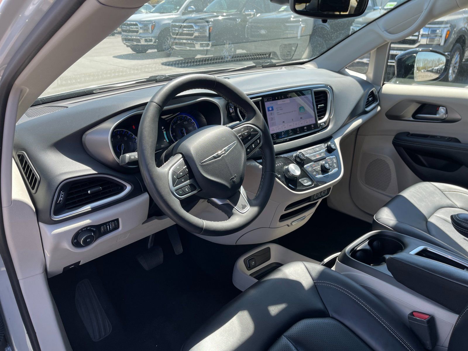 Used 2024 Chrysler Pacifica Touring-L image 11