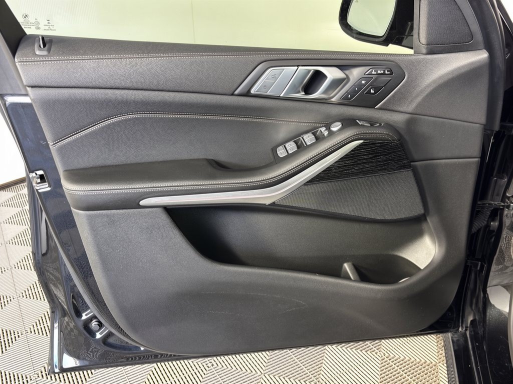Used 2021 BMW X7 xDrive40i w/ M Sport Package AWD/4WD image 14