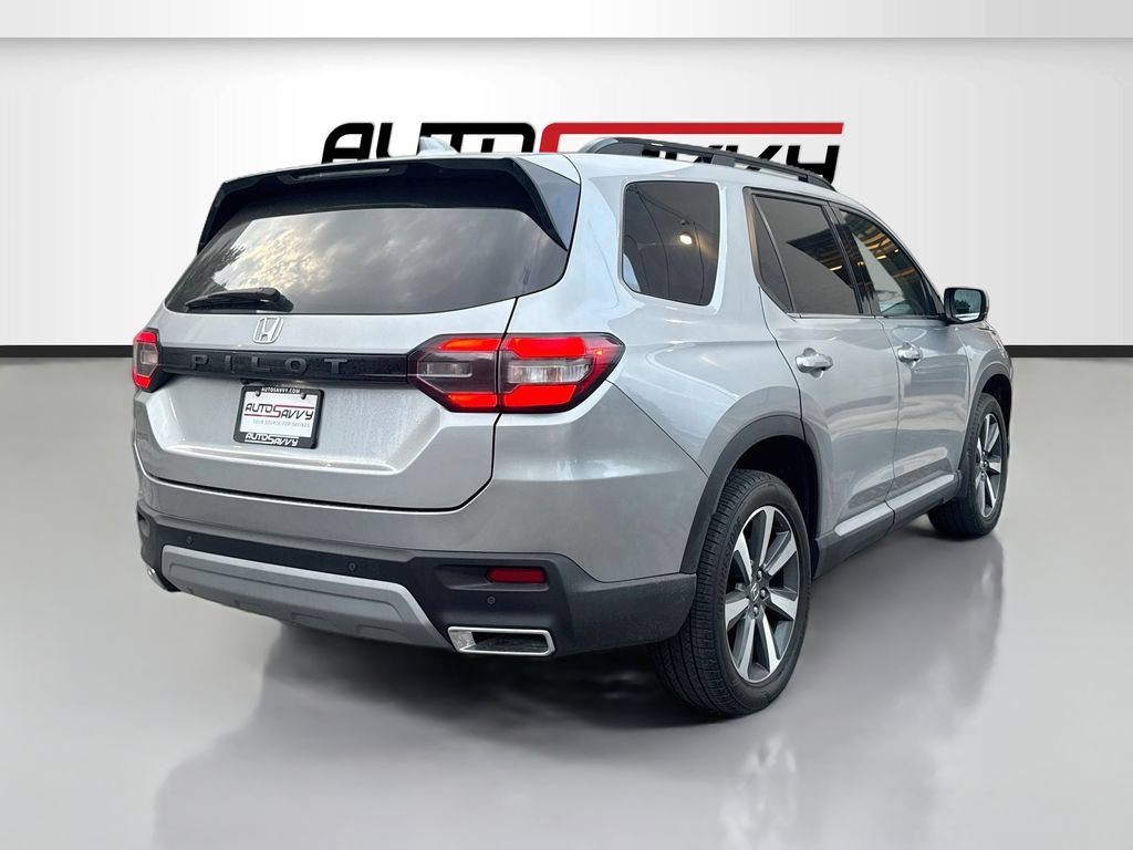Used 2025 Honda Pilot Touring image 7