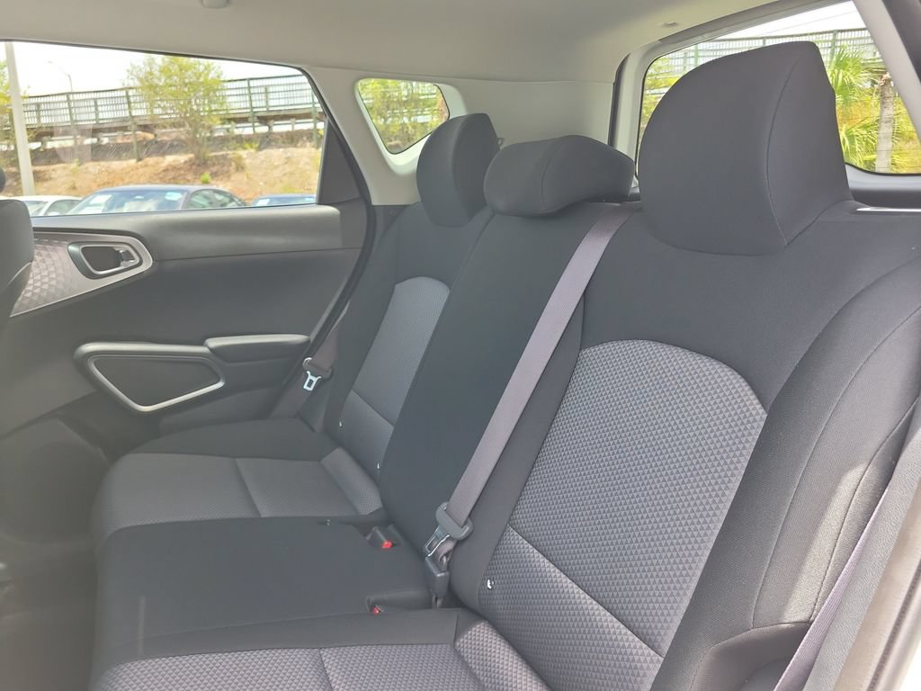 Used 2025 Kia Soul LX w/ LX Technology Package FWD image 10