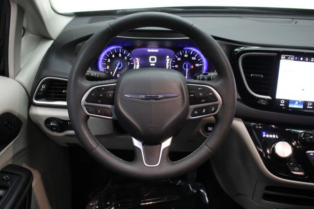 Used 2024 Chrysler Pacifica Touring-L image 25