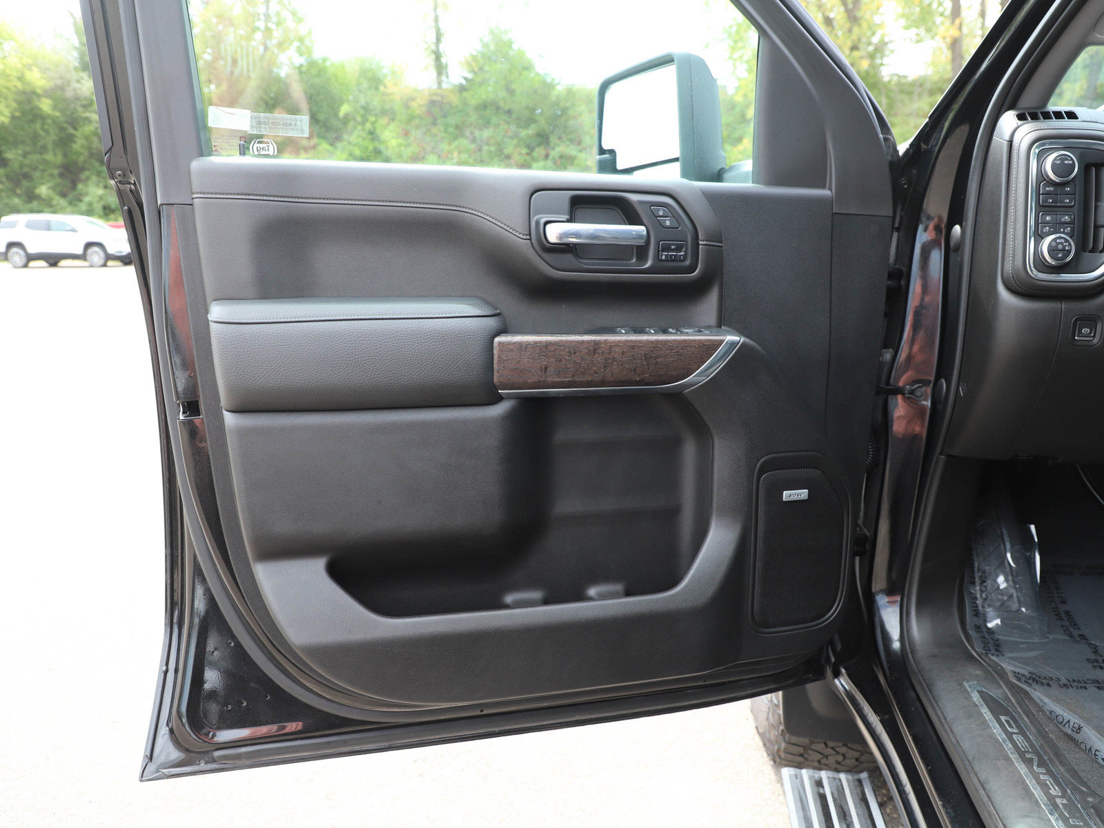 Used 2023 GMC Sierra 2500 Denali w/ Denali Black Diamond Edition AWD/4WD image 16