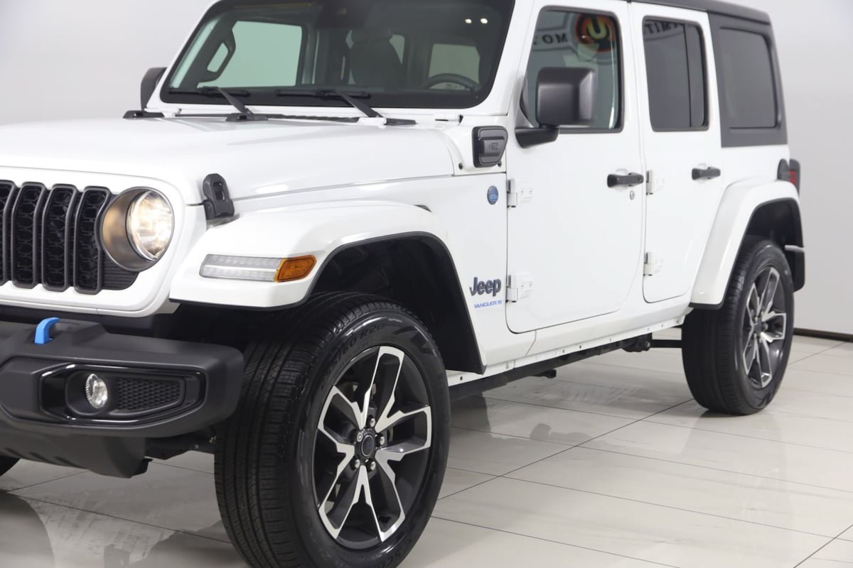 Used 2024 Jeep Wrangler Unlimited w/ Convenience Group AWD/4WD image 46