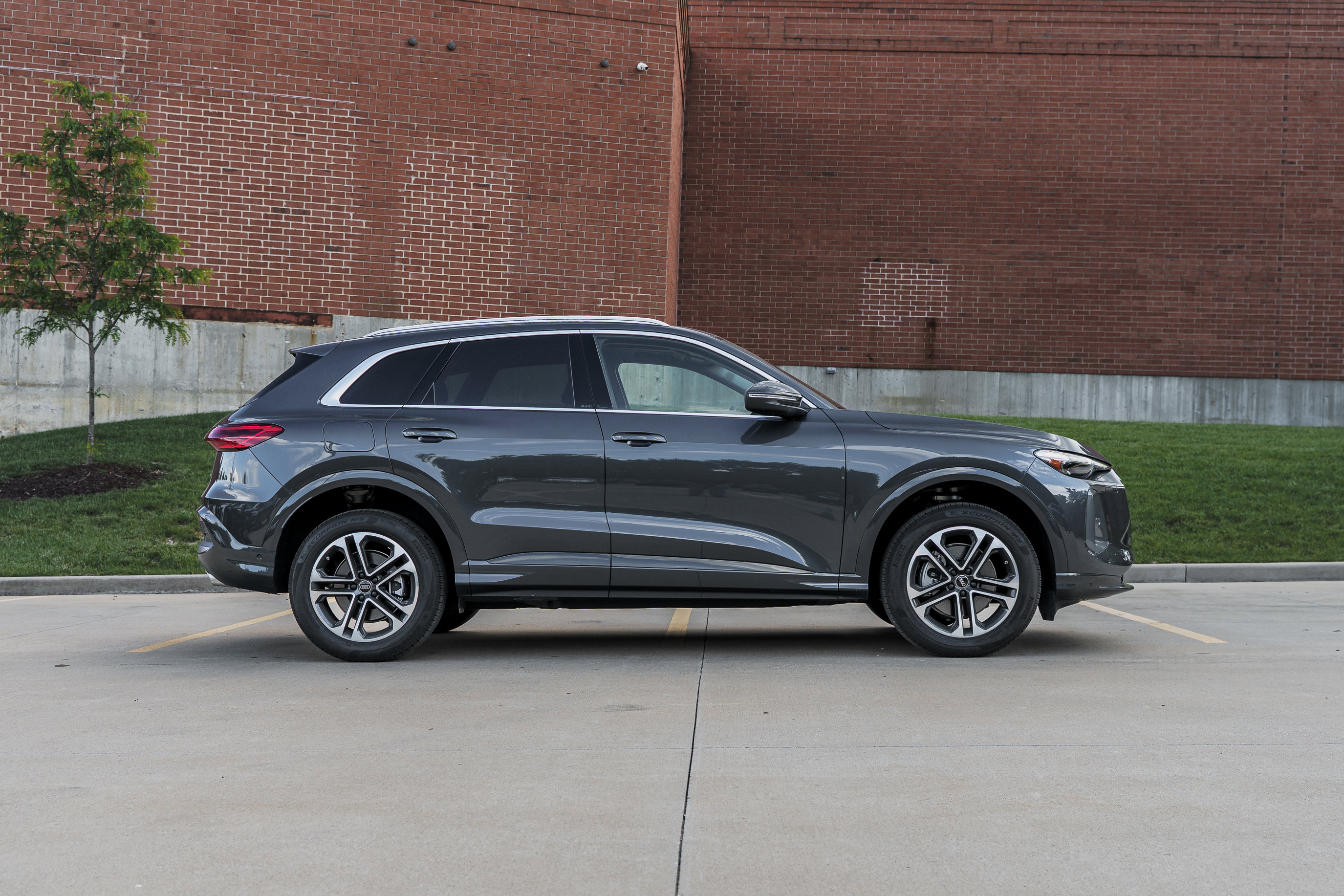 Used 2025 Audi Q5 Premium Plus w/ Premium Plus AWD/4WD image 3