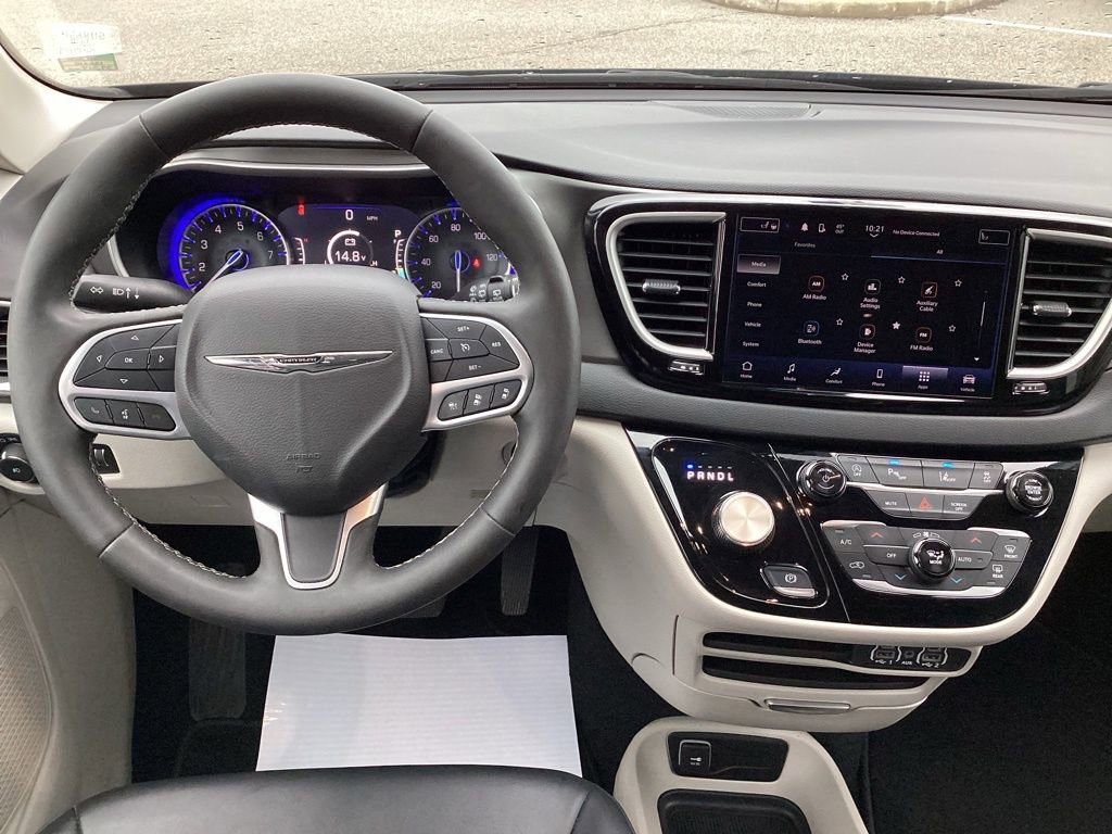 Used 2024 Chrysler Pacifica Touring-L image 23