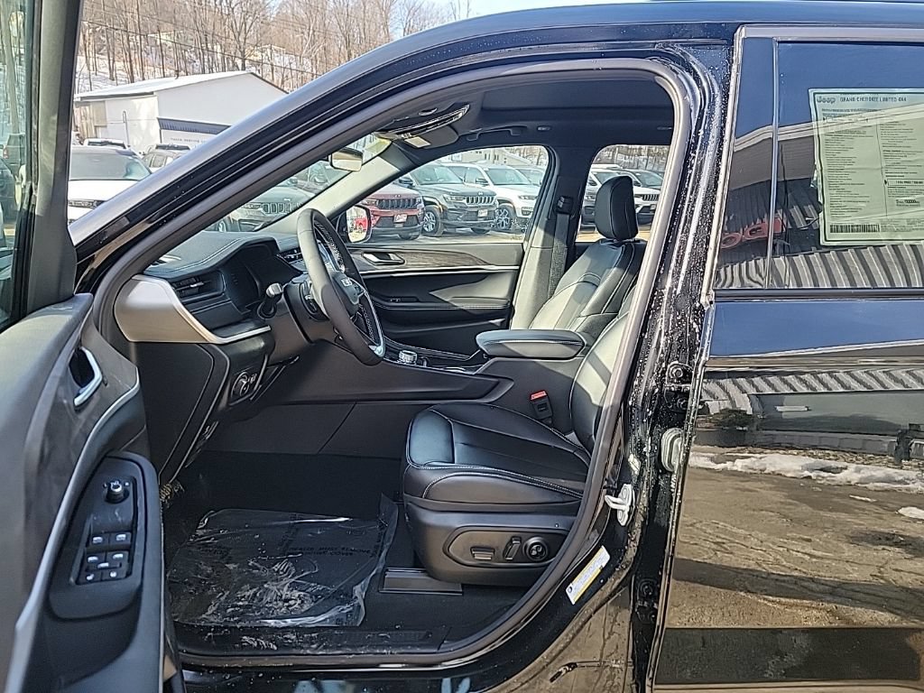 New 2026 Jeep Grand Cherokee Limited w/ Limited Altitude Package AWD/4WD image 5